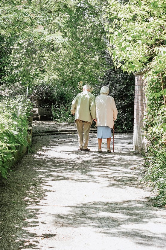 La retraite pour tous à 65 ans: dans le cas des femmes, cette proposition semble plus que justifiée: leur espérance de vie est encore quatre ans plus longue que celle des hommes. 	Photo: Micheile Henderson/Unsplash