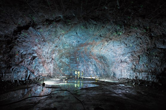 Un autre monde souterrain: à l’intérieur du laboratoire d’Äspö, entouré de roches granitiques, des recherches sont menées sur le stockage en profondeur des déchets radioactifs.	Photo: SKB