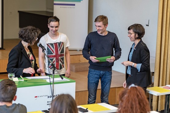 Les trois gagnants de l’école professionnelle d’Olten: à gauche, Christine Davatz, vice-directrice de l’usam. Photo: CR