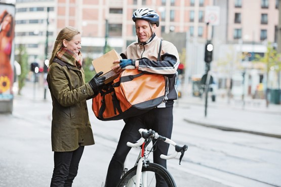 Lag grad auf dem Weg: Liefern kann jeder, ganz egal ob zu Fuss, mit dem Velo, Taxi oder Lieferwagen – Hauptsache schnell. Bild: 123RF