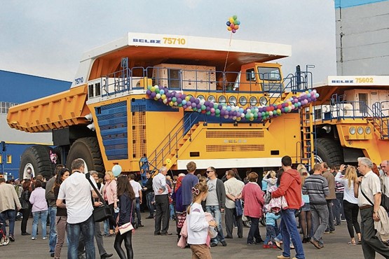 Der Muldenkipper Belaz 75710: Er gilt mit einer Nutzlast von ­450 t und einer Gesamtmasse von 810 t als der schwerste in Serie gefertigte Muldenkipper der Welt.Bild: Belaz