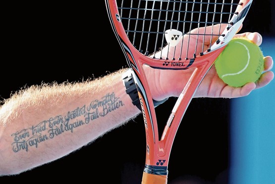 Stan Wawrinka arborant la citation de Beckett sur son bras gauche: «Ever tried. Ever failed. No matter. Try again. Fail again. Fail better.»Photo: 123RF