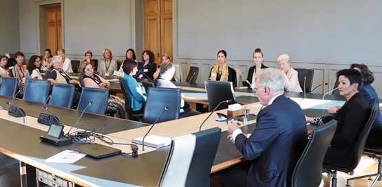 Der Zürcher FDP-Nationalrat und sgv-Direktor Hans-Ulrich Bigler begrüsst im Kommissionszimmer 286 die KMU Frauen Schweiz und gratuliert ihnen zum Jubiläum.  