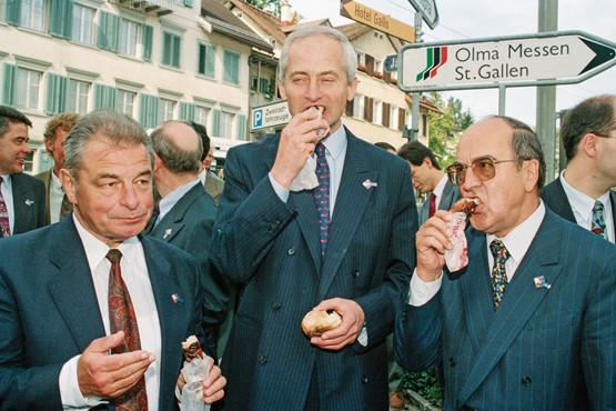 Un rite de passage! Le conseiller fédéral Jean-Pascal Delamuraz (g.), le Prince Hans Adam II du Liechtenstein et le conseiller fédéral Kurt Furgler (dr). Une photo d’archive prise à l’Olma de Saint-Gall en 1993.Photo: Keystone