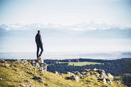 Panorama depuis le Jura. «L’initiative d’étalement urbain des jeunes Verts aurait conduit à une péjoration des espaces de vie et des zones économiques», estime Jean-François Rime.Photo: Johan Mouchet/Unsplash