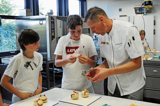 Live vor Ort in den Alltag der Bäcker und Confiseure eintauchen: Ausbildner Andreas Reinhard instruiert interessierte Schülerinnen und Schüler im ÜK-Zentrum Bäcker-Konditor-Confiserie BKC im ­Bildungszentrum Langenthal. Bild: zVg