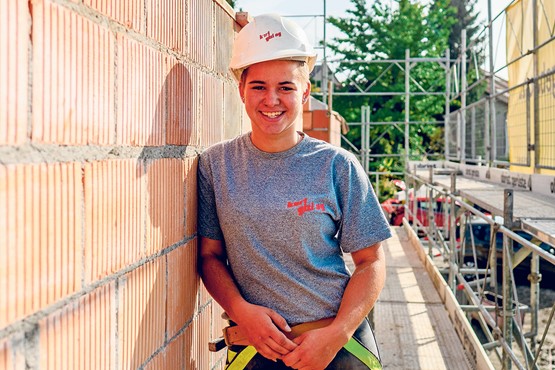 Packt kräftig mit an: Jasmin Meier arbeitet gerne als Maurerin auf der Baustelle und kann gerade bei der Feinarbeit ihre Stärke als Frau einbringen. Bild: zVg