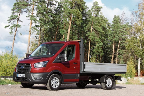 Ford Transit mit Pritsche.