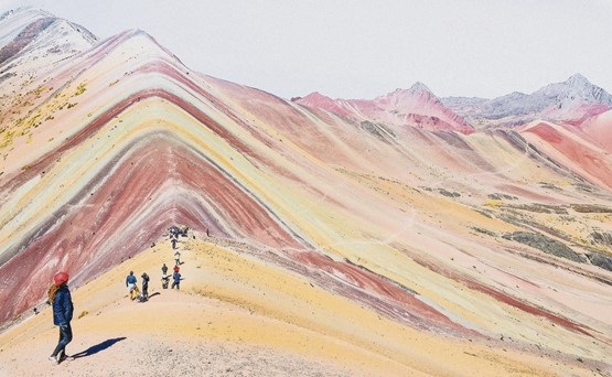 Deux pays de montagne et des enjeux en commun dans le domaine du climat et des infrastructures. La montagne Vinicunca dans la région de Cusco au Pérou. Photo: Johnson Wang/Unsplash