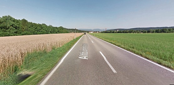 An dieser schnurgeraden, übersichtlichen Strasse wurde geblitzt. Der Kasten war beim Schild in der Bildmitte angebracht. Bild: Google Maps