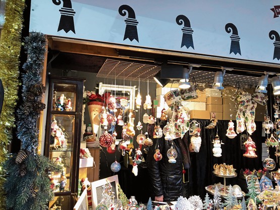 Der Basler Weihnachtsmarkt auf dem Barfüsserplatz und Münsterplatz gilt als einer der schönsten und grössten der Schweiz.		Bild: CR