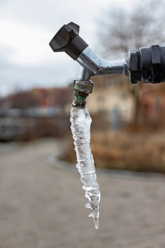 Die Gebäudeversicherung deckt neun Naturgefahren ab – der Frostschaden gehört nicht dazu.Bild: 123RF