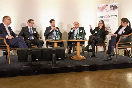 Ex-SRF-Moderator Reto Brennwald (ganz links) leitete das Podium mit den Ständeräten Jakob Stark (SVP/TG), Thierry Burkart (FDP/AG) und den Nationalratsmitgliedern Nicolo Paganini (CVP/SG), Mattea Meyer (SP/ZH) und Franziska Ryser (Grüne/SG)(v. l.).Bild: Iris Andermatt