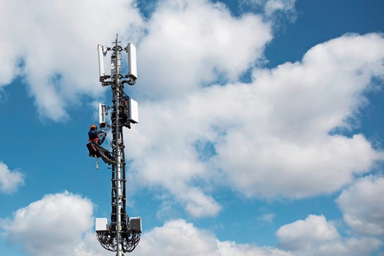 Fachmänner installieren im Auftrag der Swisscom eine 5G-Antenne in Bern.Bild: Peter Klaunzer/Keystone