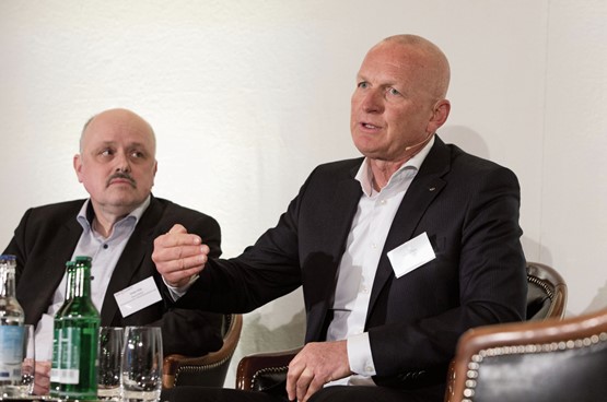 Leif Agnéus (rechts) im Gespräch mit Dieter Kläy an der Gewerblichen Winterkonferenz in Klosters: «Wir stehen zur Sozialpartnerschaft.»Bild: Iris Andermatt