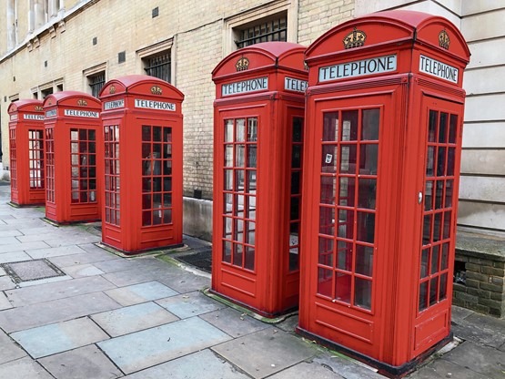Les cabines téléphoniques de Covent Garden à Londres. Un petit goût de 20e siècle! Photo: Nick Fewings/Unsplash