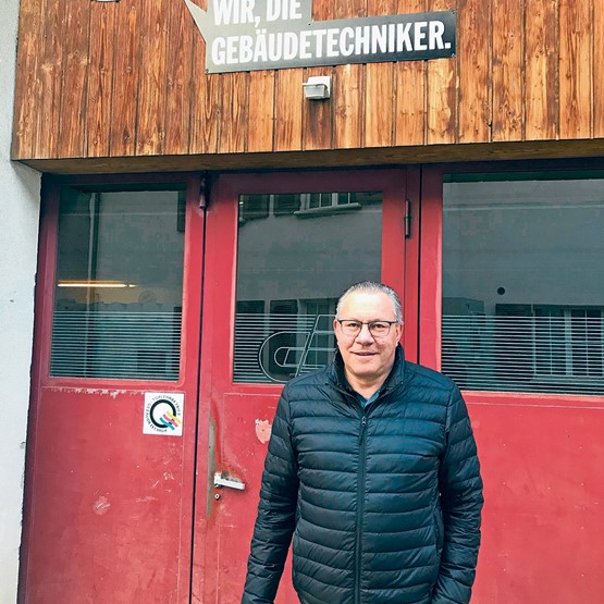 Arbeitet dort, wo andere Ferien machen: Viktor Scharegg ist Geschäftsführer der G. Brunner Haustechnik AG in Domat/Ems. Bild: zVg