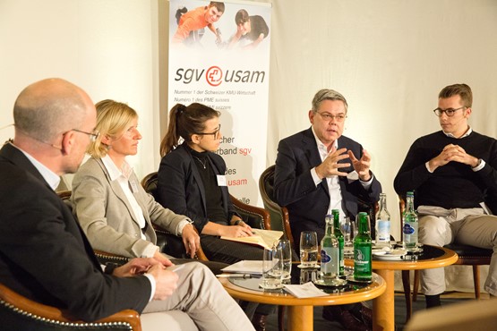 Das Podium moderiert von NZZ-Redaktor Michael Schönenberger mit Nationalrätin Sandra Locher Benguerel (SP/GR), Sarah Bünter (Präsidentin JCVP), Nationalrat Franz Grüter (SVP/LU) und Nationalrat Andri Silberschmidt (FDP/ZH).