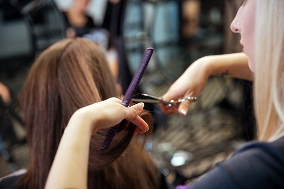 Salon des métiers à Lausanne. Mille apprentis par année choisissent ce métier dans tout le pays, relève Coiffure Suisse.  Photo: Adobe Stock