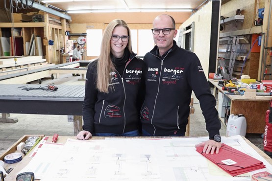 «Bauen ist Vertrauenssache»: Nicole und Marco Baumberger, Inhaber der Baumberger Bau AG in Koppigen, setzen auf ein stressfreies und kundennahes Bauen mit dem trendy Baustoff Holz. Bild: CR