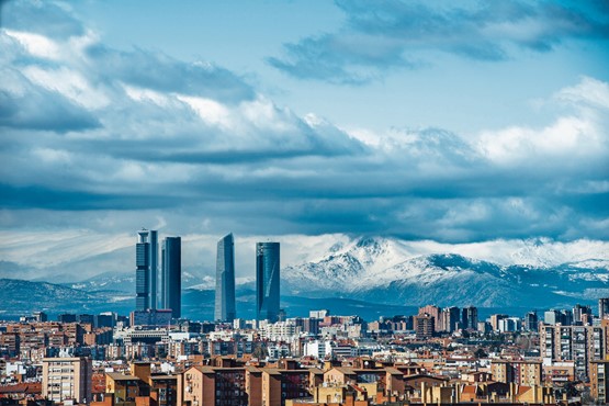 Skyline von Madrid, im Hintergrund die schneebedeckten Berge.Bild: 123RF