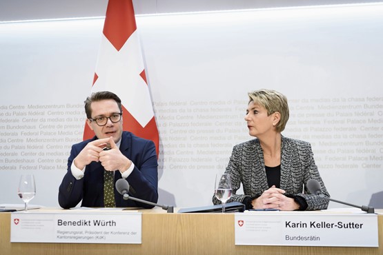 Bundesrätin Karin Keller-Sutter und Benedikt Würth, Präsident der Konferenz der Kantonsregierungen, begründeten gemeinsam das Nein von Bundesrat und Kantonen zur Begrenzungs-Initiative. Bild: Keystone Anthony Anex