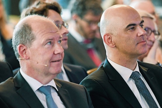 Bundesrat Alain Berset (r.) und Valentin Vogt, Präsident des Schweizerischen Arbeitgeberverbands (SAV): Bisher hat ihr gemeinsamer Kampf für das Gewerkschaftsmodell ihnen kein Glück beschert. Im Gegenteil: Im SAV führte die Vorlage zu internem Zwist, im EDI gar zu einer Denkblockade.Bild: Walter Bieri/Keystone