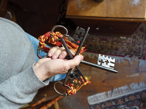 Leur collection de clés recèlent des trésors. Clé pistolet, puis deux clés judaïques rarissimes. Le collectionneur invite le visiteur à faire un vœu en tenant les trois plus anciennes! Photos: François Othenin-Girard