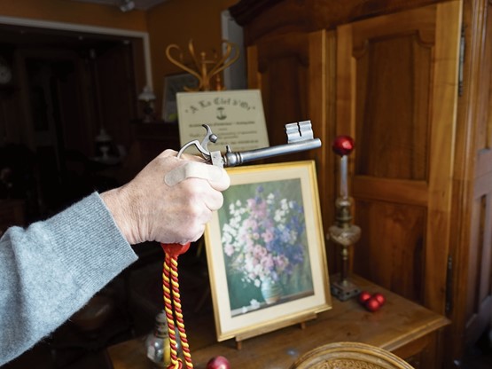 Leur collection de clés recèlent des trésors. Clé pistolet, puis deux clés judaïques rarissimes. Le collectionneur invite le visiteur à faire un vœu en tenant les trois plus anciennes! Photos: François Othenin-Girard