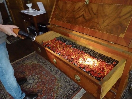 Leur collection de clés recèlent des trésors. Clé pistolet, puis deux clés judaïques rarissimes. Le collectionneur invite le visiteur à faire un vœu en tenant les trois plus anciennes! Photos: François Othenin-Girard