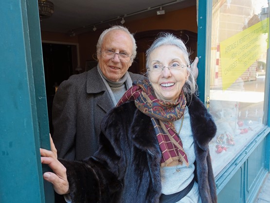 Regina et Andréas Jäggi devant la porte de leur magasin d’antiquités «A La Clef d’Or» situé dans le Vieux Genève.Photo: François Othenin-Girard