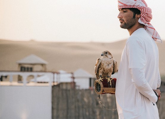 La route après une tempête de sable. Les robots jockeys permettant aux dromadaires de donner le meilleur d’eux-mêmes, comme les PME suisses à l’exportation. Savoir saisir sa chance…Photos: Unsplash