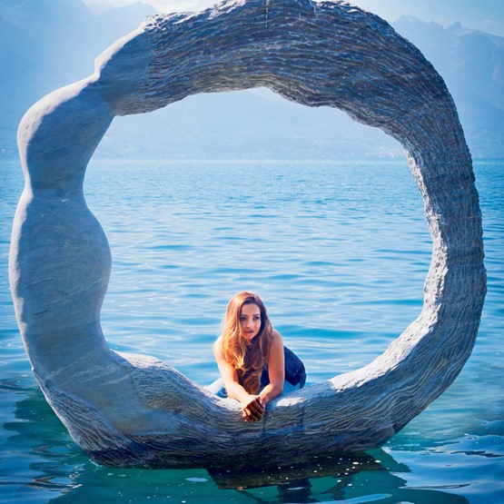 «La Vague», sortie des eaux à Montreux l’an dernier – en hommage à Camille Claudel. Cette œuvre a trouvé sa place dans la Halle Inox à Vevey (ci-dessous). Photo: Nerea Nara