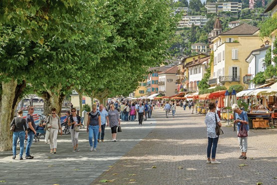 So belebt, wie hier am Lido von Ascona, werden die Schweizer Tourismusziele lang nicht mehr sein. Aber ein erster Neuanfang soll schon bald Realität werden.Bild: 123RF