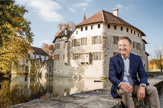 Marco Castellaneta, Präsident DIE SCHLÖSSER SCHWEIZ, vor dem Schloss Hallwyl im Kanton Aargau freut sich auf die diesjährige Saison:  «Wir erhoffen uns durch die eingeschränkten Reisemöglichkeiten gute Ergebnisse im Sommer und Herbst.» Bild: zVg