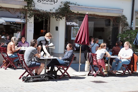 Wieder essen, geniessen und plaudern im Strassencafé: Der Schein trügt – die Gäste kommen nur zaghaft und die Bedingungen für die Gastronomen sind noch härter. Bild: CR