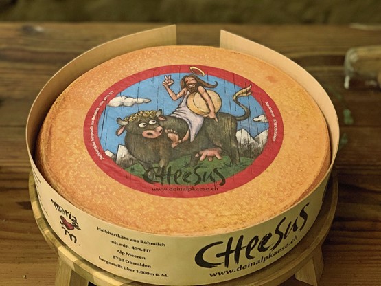 Ganz schön frech: «Cheesus» heisst der Alpkäse von der Alp Meeren – und ist in der Stadt ein gefragtes Produkt.Bilder: zVg/lid/Monalp