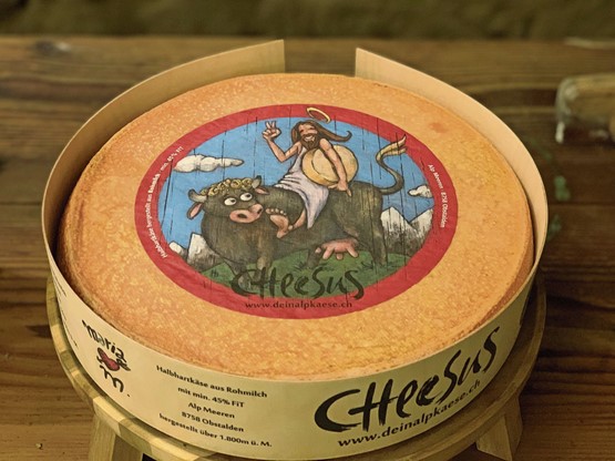 Ganz schön frech: «Cheesus» heisst der Alpkäse von der Alp Meeren – und ist in der Stadt ein gefragtes Produkt.Bilder: zVg/lid/Monalp
