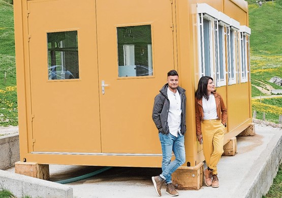 Käsebegeisterte Städter: Lloyd und Aileen Zumstein vor dem Hightechcontainer auf der Alp Nünenen im Berner Gantrischgebiet. 