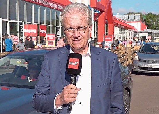 Mitten im Geschehen: sgv-Direktor Hans-Ulrich Bigler in «Blick TV» vor dem Gartencenter in Schlieren/ZH. Bild: zVg/Blick TV