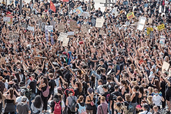 Abstand war gestern: Während in Restaurants und Shops die Corona-Regeln weiterhin durchgesetzt werden, scheinen an Demonstrationen wie hier in Zürich keinerlei Regeln mehr zu gelten.Bild: Keystone