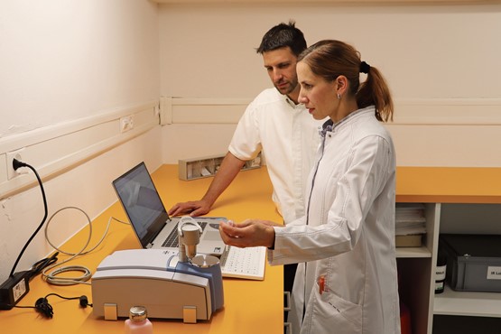 Mit dem neuen Labor haben sich Dr. Sara und Lukas Korner-Wyss ein innovatives Standbein aufgebaut. Bild: CR