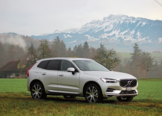 Der Volvo XC60 und insbesondere der T8 – er ist an der Ladebuchse im vorderen linken Kotflügel erkennbar – ist ein ausgewogenes SUV.Bild: RHo