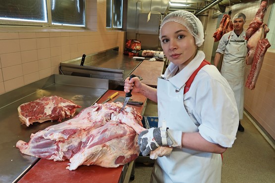Auch in Krisenzeiten ein zuverlässiger Arbeitgeber: Die Fleisch­branche mit ihrem Fachkräftemangel hat auch jetzt genügend (Lehr)stellen zu vergeben.Bild: zVg