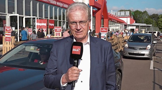 En prise avec l’actualité: le directeur de l’usam Hans-Ulrich Bigler, interviewé par «Blick TV» devant la jardinerie de Schlieren (ZH).Photo: TV /Blick