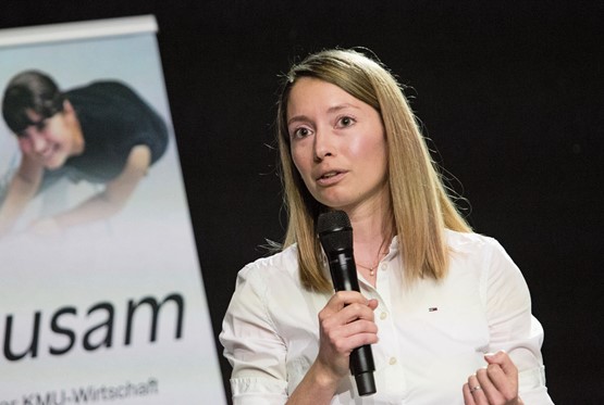 La conseillère aux Etats Johanna Gapany (PLR/FR) et de nombreuses femmes – l’avenir des PME – ont pris la parole à Champéry. Photo: Iris Andermatt