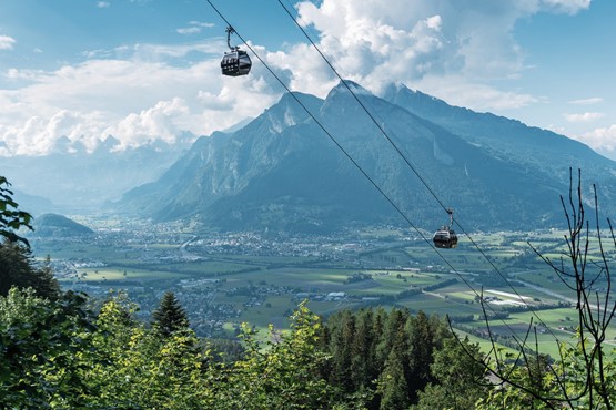 Auf Talfahrt: Obwohl der BIP-Anteil der tourismusorientierten Dienstleistungen vergleichsweise tief ist, resultierte ein historisches Minus.Bild: 123RF