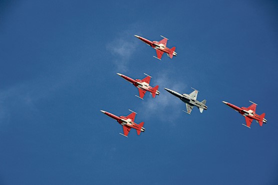 Technologisch veraltet: Auch die Schweizer Kunstflugstaffel «Patrouille Suisse» ist noch mit den über 30-jährigen F-5 Tiger unterwegs.Bild: Adrian Uhlmann