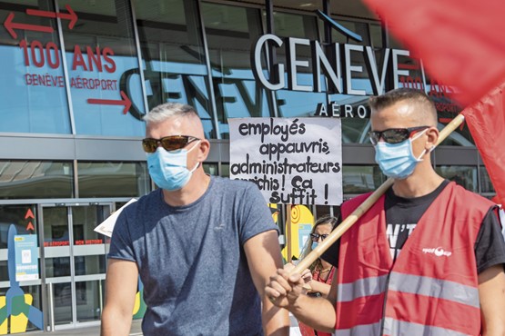 Es reicht! Ausgerechnet die Gewerkschaft Unia – hier Vertreter bei einer Aktion am Genfer Flughafen – kassiert bei der Abrechnung von Leistungen der Arbeitslosenkasse mit.Bild: Keystone