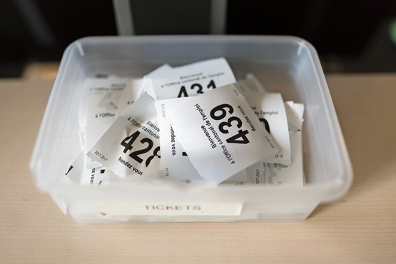 Der Bürokratieaufwand bei Kurzarbeit soll verlängert werden: gebrauchte Tickets im RAV Genf.Bild: Keystone